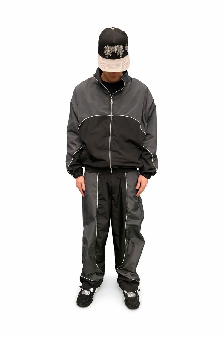 tuta grigia nera tecnica